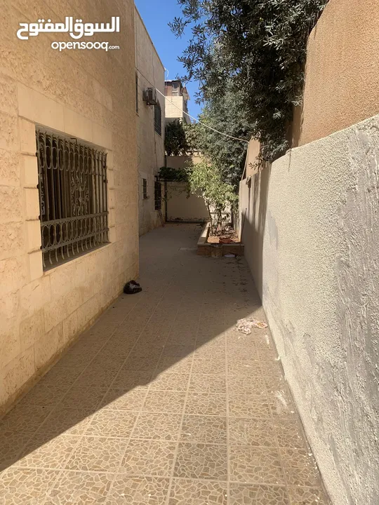 شقه شبه أرضي ضمن بيت مستقل التواصل عن طريق الواتساب فقط