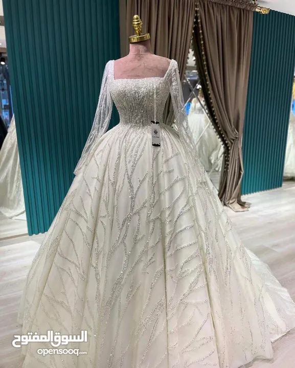 شروة مجموعة من بدل الابيض و الملون و فساتين السهرة