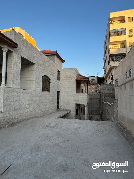 بيت طابقين. ضاحية المدينة أخو برش