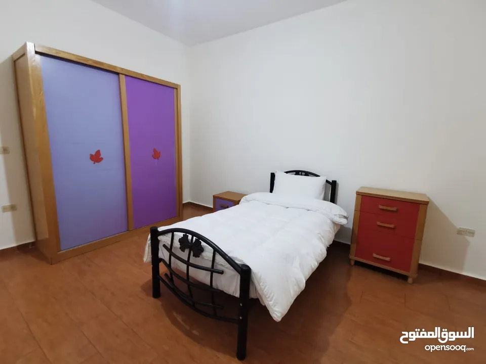 شقة مفروشة للإيجار السنوي بأجمل مناطق مرج الحمام خلف القرية الملكية مباشرة.