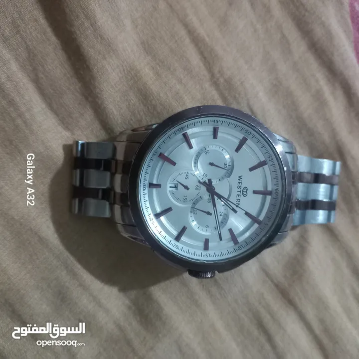 ساعه نوع وستر بحاله جيده اورجنال  لون فضي مع برونز  غامق