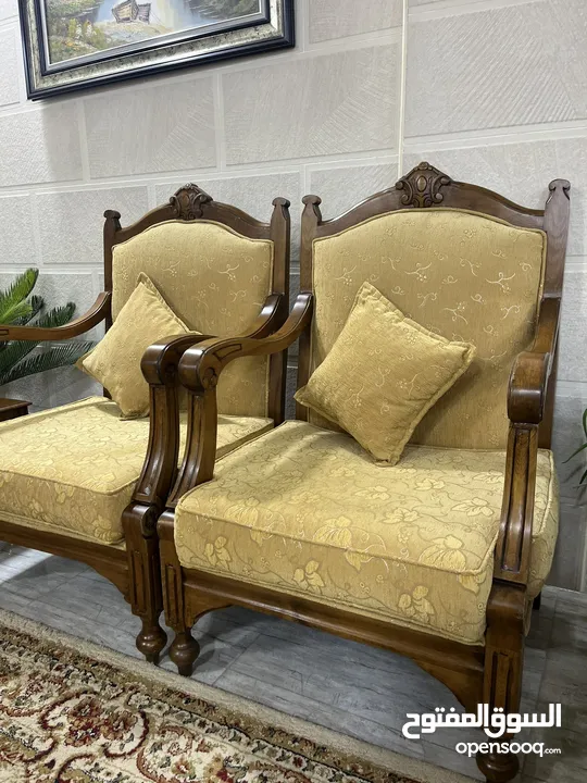 طقم كنب مع سفرة للبيع