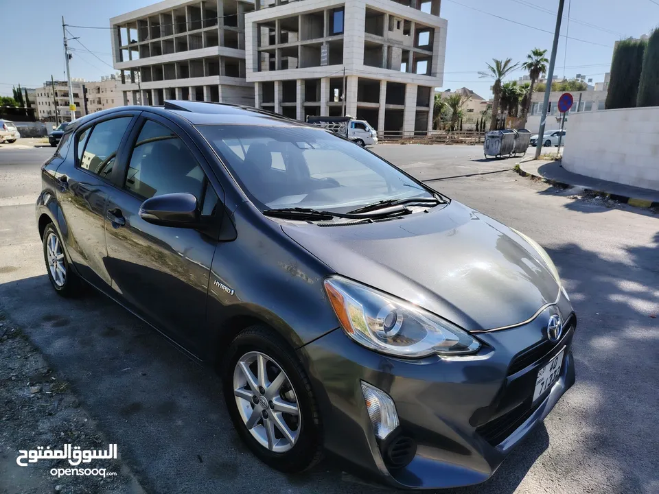 تويتا بريوس c 2015 فب ما عدا الجلد ويوجد فتحة بالسقف
