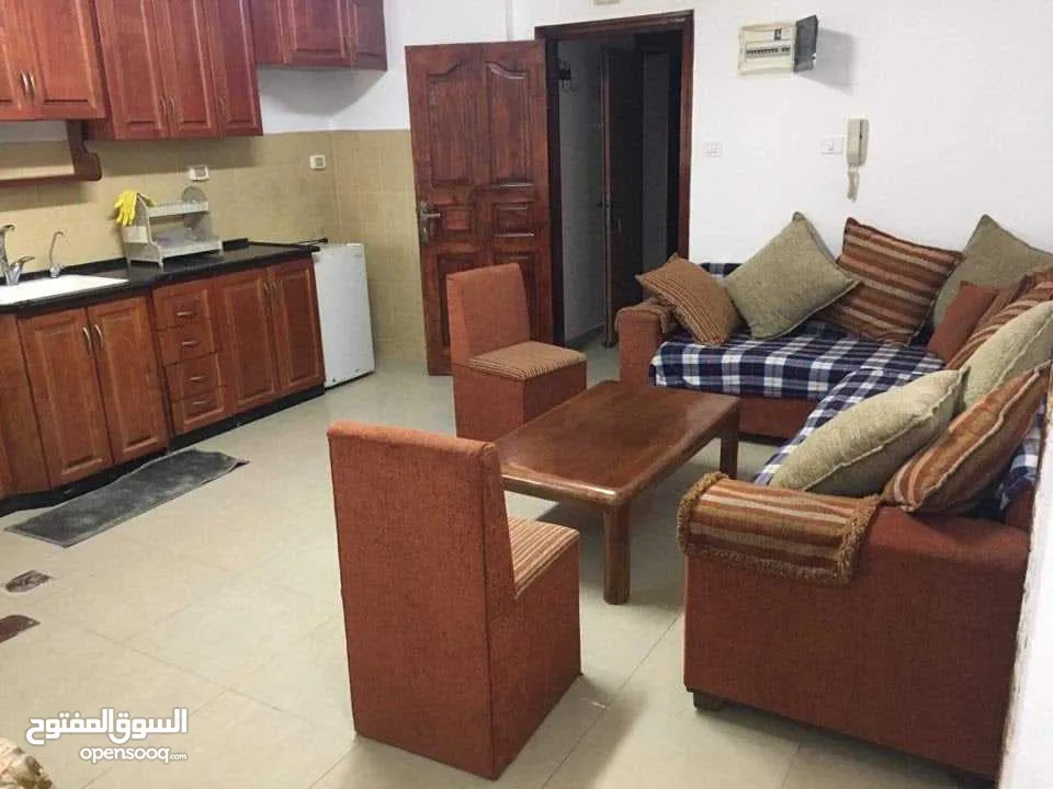 بيت مريح وهادئ مشمس وصحي قريب جدا عالخدمات في عماره هادئه السعر  2150 مع خدمات ومياه