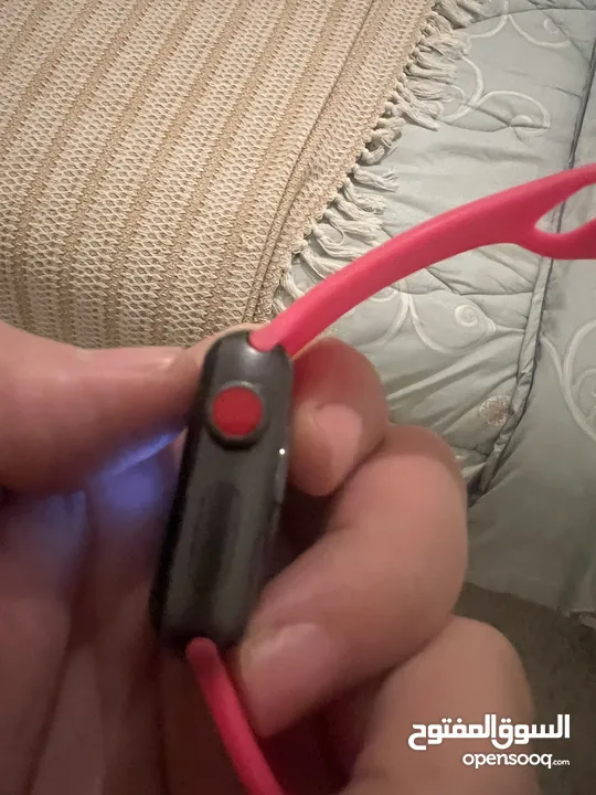 ساعة ابل الجيل الثالث بحاله ممتازه كانها جديده