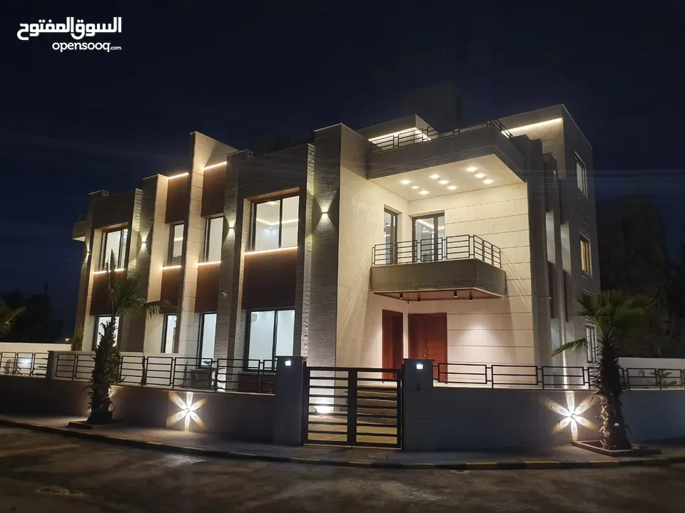 فيلا للبيع في طريق المطار  بتشطيبات فندقية قرب جامعة الشرق الأوسط