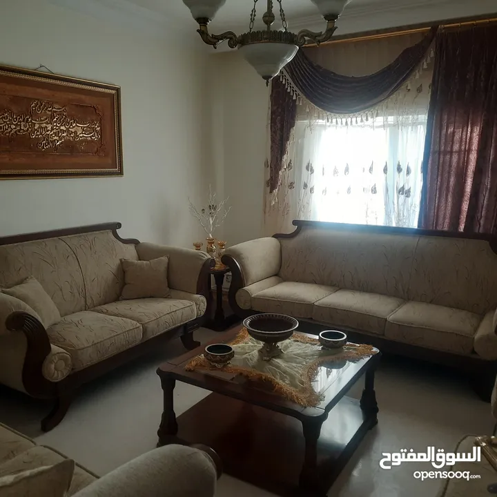 طقم كنب تقيل استخدام خفيف مع طقم سكملات خشب زان كامل