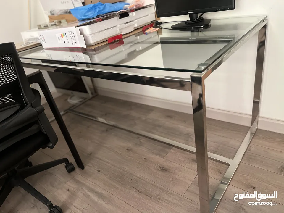 طاولة مكتب و كراسي مكتب للبيع