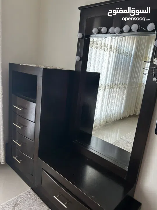 غرفة نوم مستعمل خشب زان بحالة ممتازة