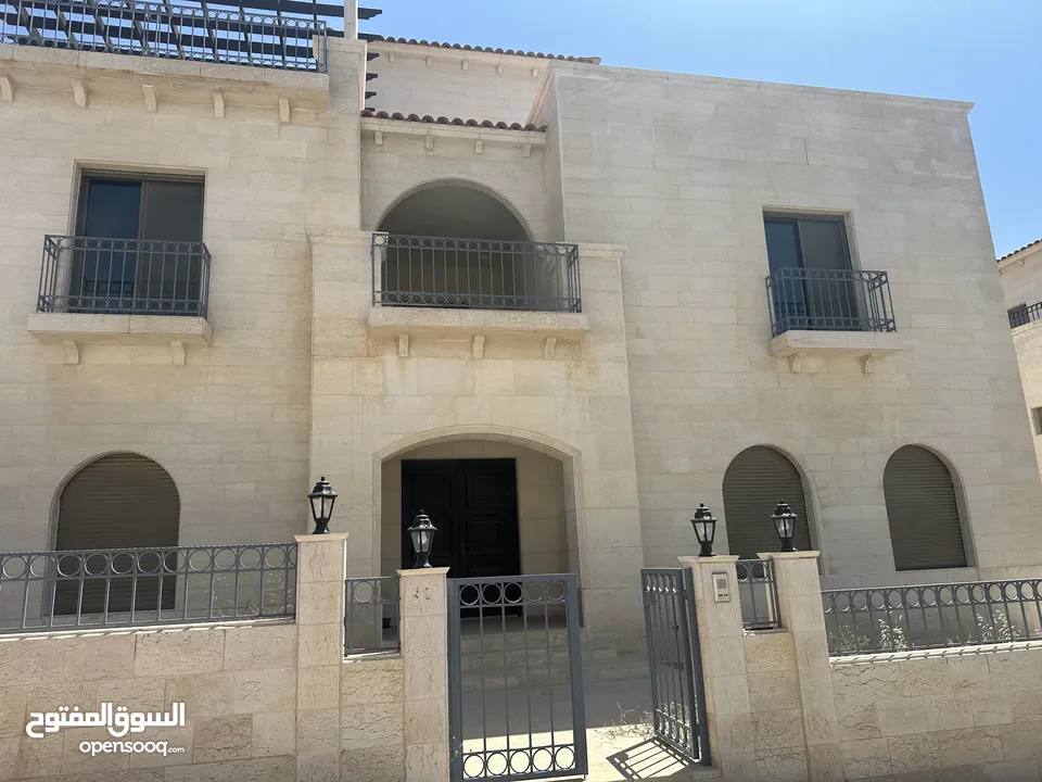 فيلا 3 طوابق للإيجار السنوي