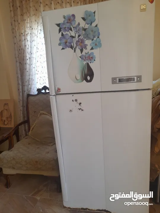 ثلاجه حجم كبير نظيفه كثير وما عمرها تصلحت شبه جديده من الداخل والخارج بحاجه ل مزيل صدأ  فقط لا غير