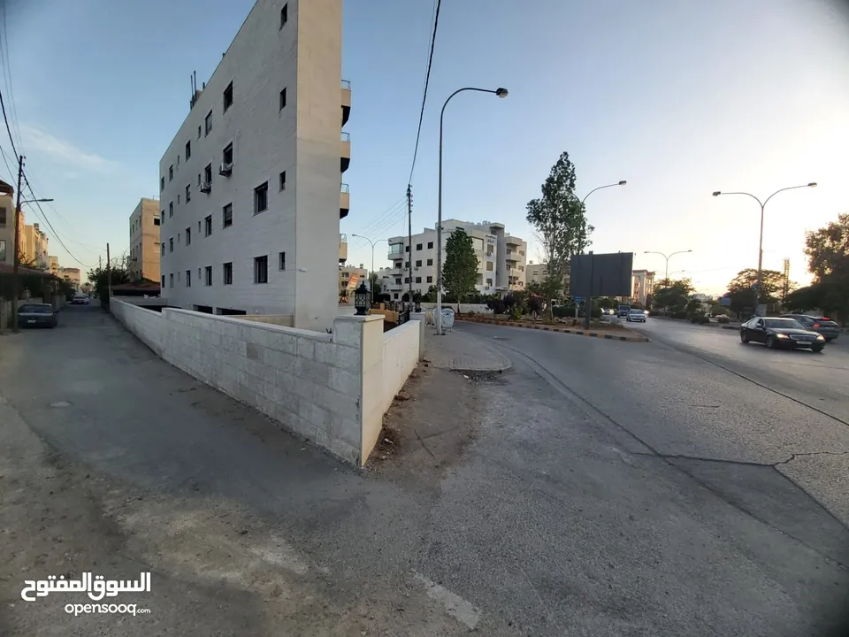 استثمر بالجندويل مقابل مجمع الحسين للاعمال قطعة ارض سكن ج للبيع