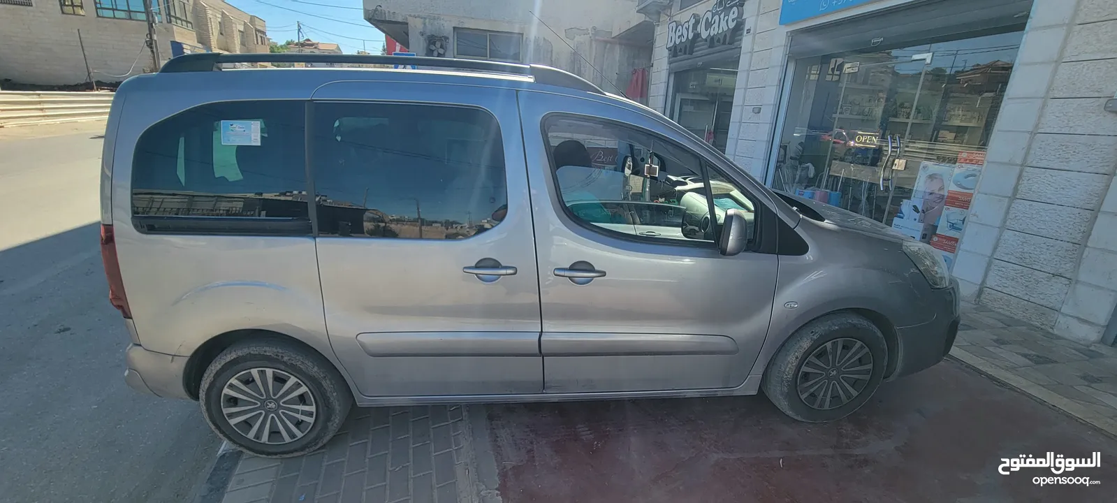 بارتنر تيبي 2018 تسير 2019 ترخيص وتأمين شامل فل 5 ابواب ، حساسات خلفية مري كهرباء ،مقاعد 6+1