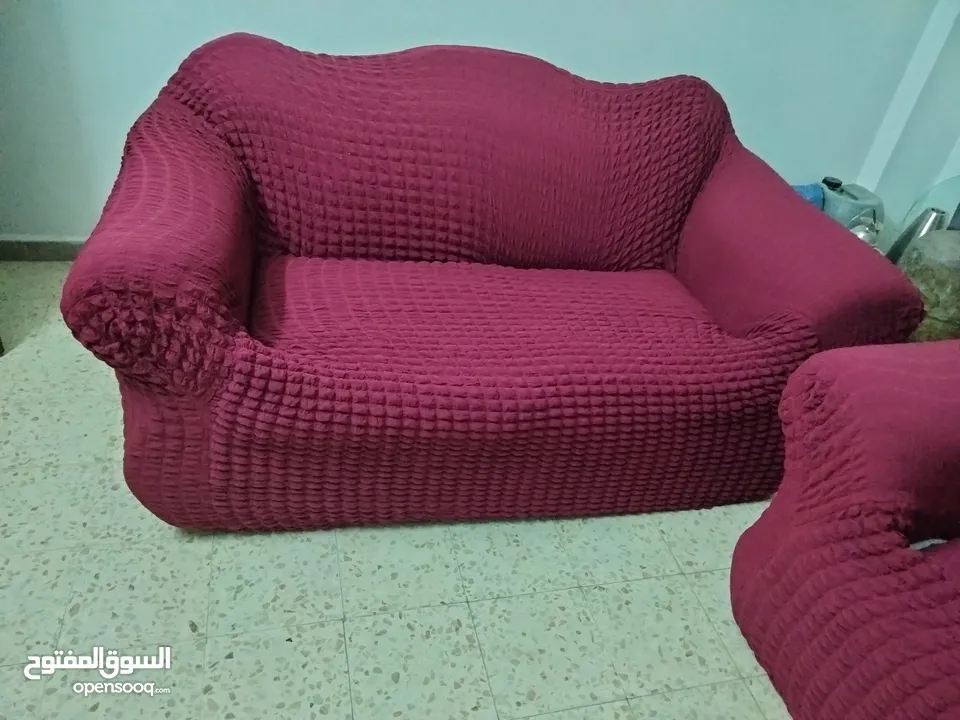 طقم كنب ومتفرقات للبيع  طقم كنب  طاولة 2 وممر ومعاه قطعتين  طقم كنب 7 مقاعد مع كفره بحالة جيدة