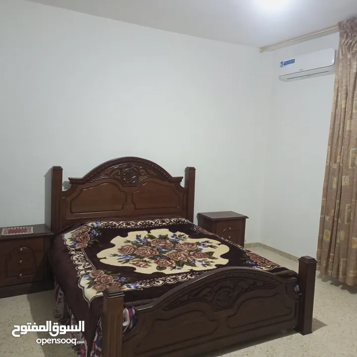 شقة مفروشة أرضية للايجار في ضاحية الرشيد 4 مكيفات بكل غرفة مكيف وبئر ماء خاص للشقة