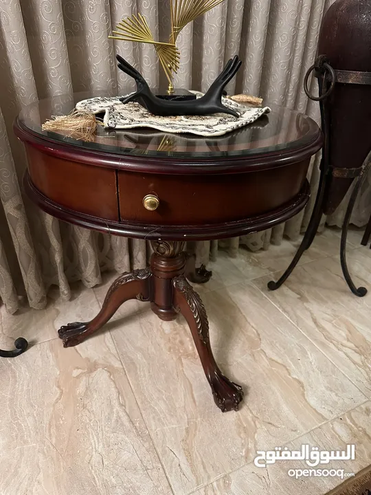 طاوله  من ميداس خشب زان مع قشره بلوط  قحوط خفيفه بحاله جيده خشب  ثقيل يوجد فيها  باب سحب  مع زجاج