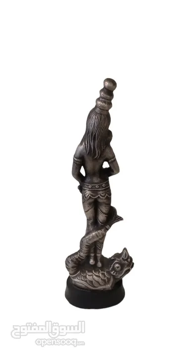 statue féminine de guerrier restant sur un objet de collection vintage de dragon mythique