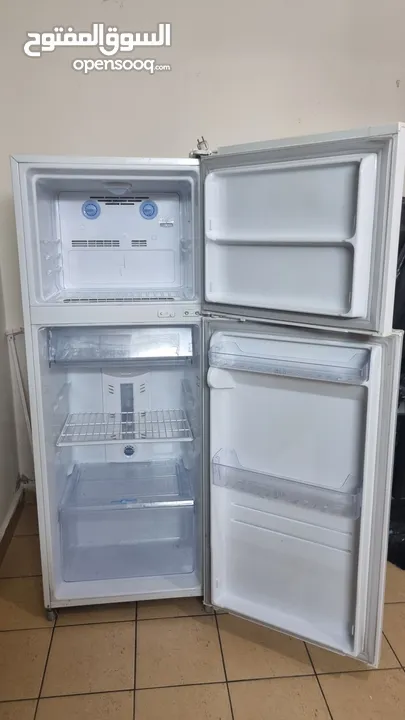 ثلاجة LG بحالة ممتازة سعة 349 لتر