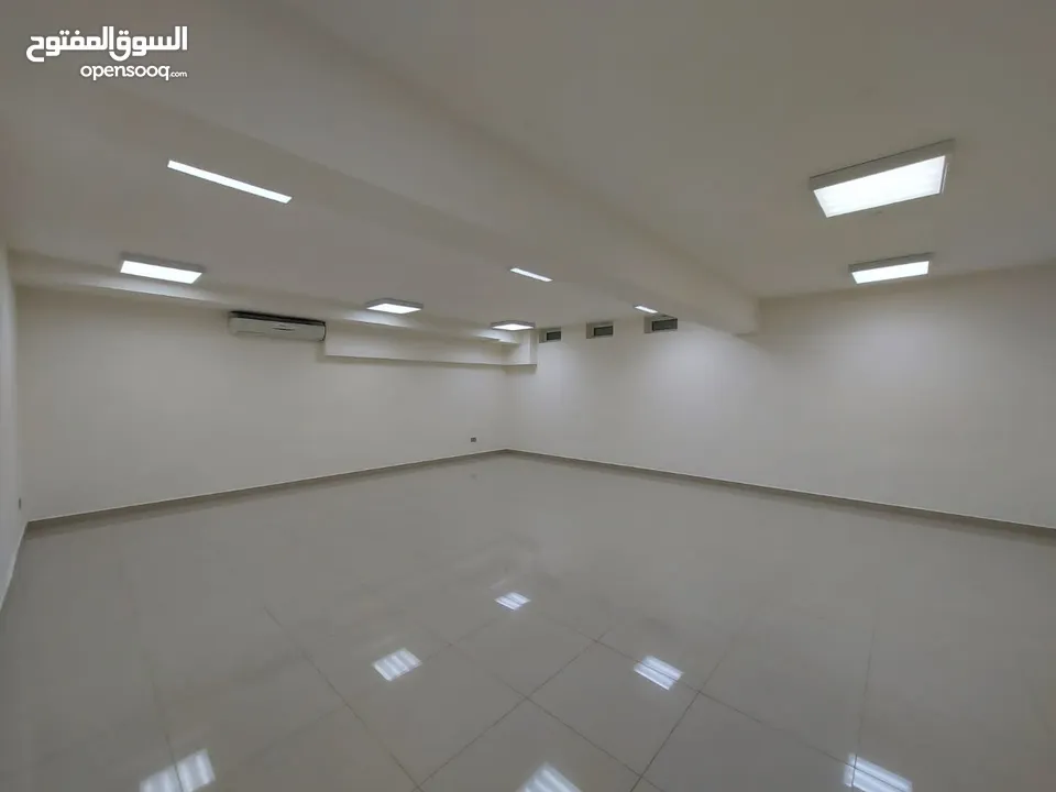 4 Bedrooms Villa for Rent in Madinat Sultan Qaboos REF:1017AR