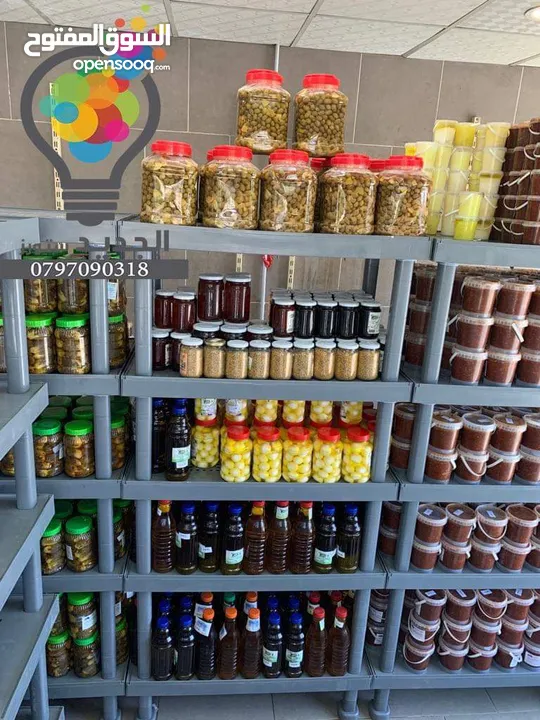 رفوف بلاستيك لتخزين المنتجات وعرضها بطريقة سهلة وعملية