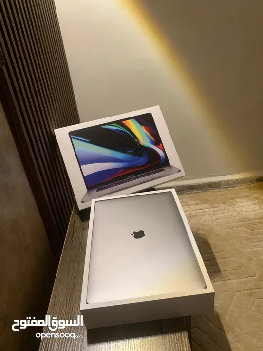 شاشة كبيرة جدا Macbook pro 16 inch  (شبه جديد مع كرتونة) شاحن جديد من ابل ومكفول بسعر مغري جدا