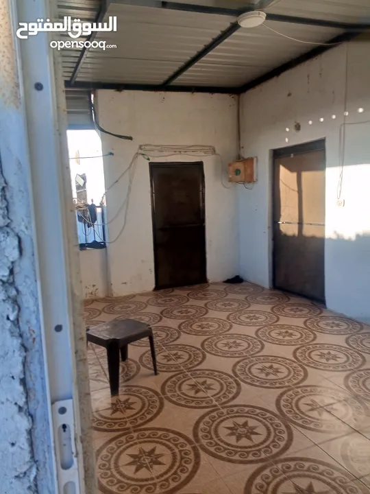 بيت مستقل تقريبا مزرعه مشيكه كامله مزروعع عنب وحمضيات مساحه البناء 160م وغرفه خارجيه 40م الواقع احلا