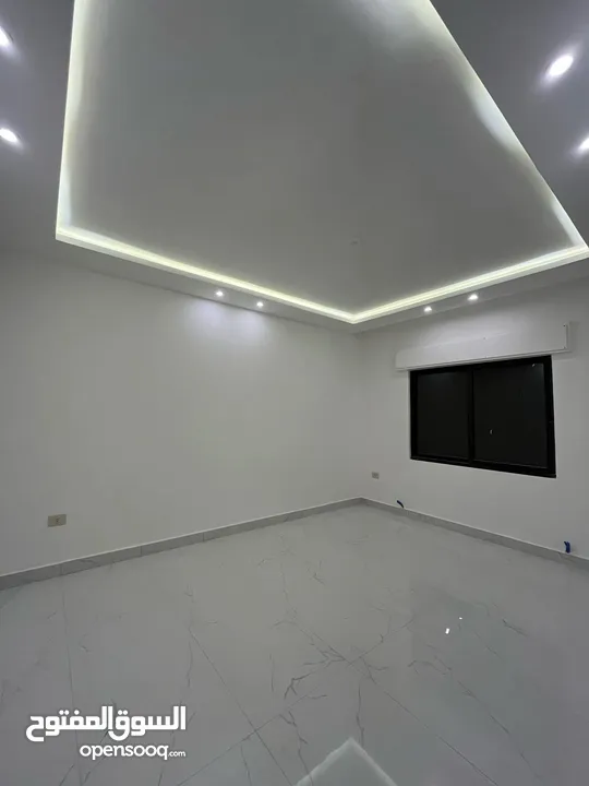 ارضية مع ترس خلف جامعة البتراء البنيات طريق المطار تشطيب فخم