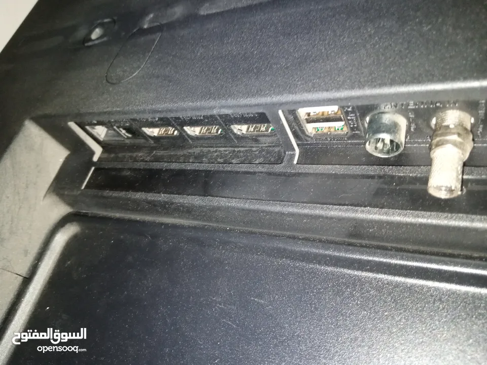 مكسوره الشاشه نوعها شارب سمارت 50 بوصه الي بدو يشتريها يوخذها عشان القطع