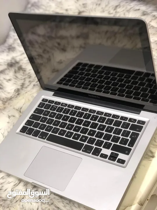 MAC BOOK PRO 2012  السعر 190دينارشامل شنته ماوس أرضية ماوس شاحن أصلي  كيبورد مضيء والتوصيل مجاني