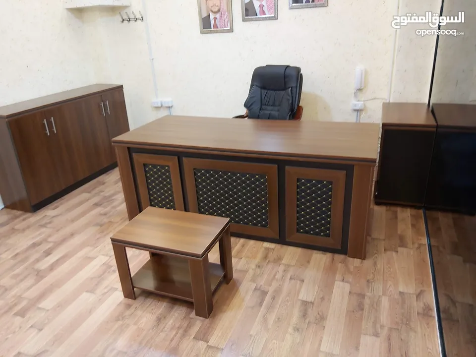 مكتب مدير عدة الوان مع جانبية ادراج وطاولة وسط متوفر بعدة الوان توصيل مجاني داخل عمان والزرقاء