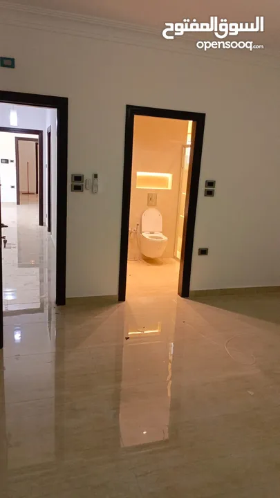 شقه فارغه فاخره ومميزه جدا  سوبر ديلوكس للايجار لم تسكن بعد التجديد نهائيا 200متر