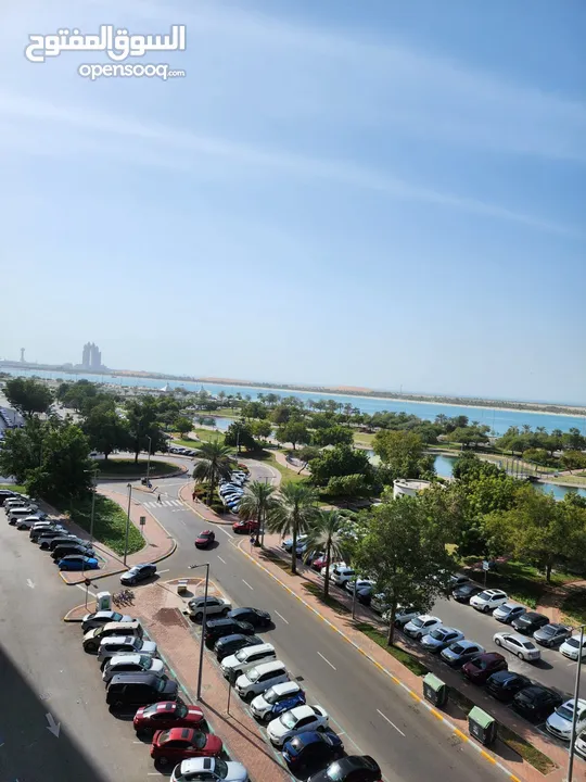 مطلوب بنات لشقة مطلة على كورنيش أبوظبي     For Girls a Sea view at Abu Dhabi Corniche