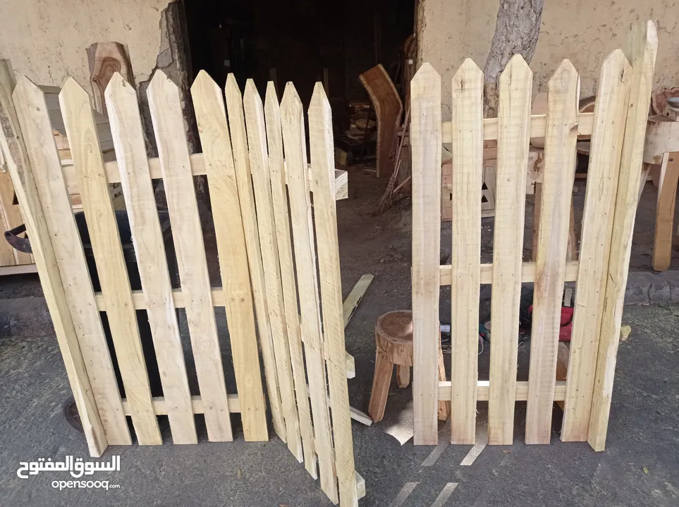اسوار وأبواب خشبية