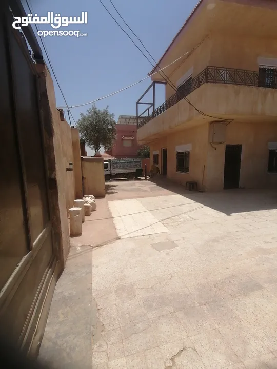 منزل للبيع على شارع 100 مطل منطقة جميلة جدا و هاذيه