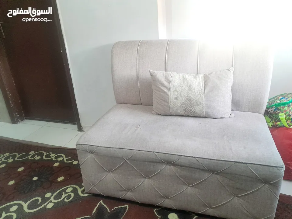 طقم كورنر9 مقاعد بحاله جيده للبيع بسعر مناسب....لون بيج مونس قماش شمواه