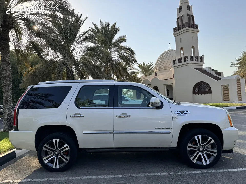 Cadillac Escalade GCC model 2010 full platinum