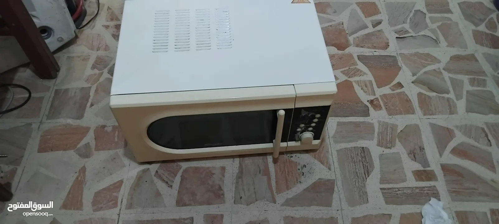 ميكرويف نوع  كونتي لون ابيض  38 لتر مع شواية يعمل بشكل ممتاز جدا  ونظيف من الداخل والخارج