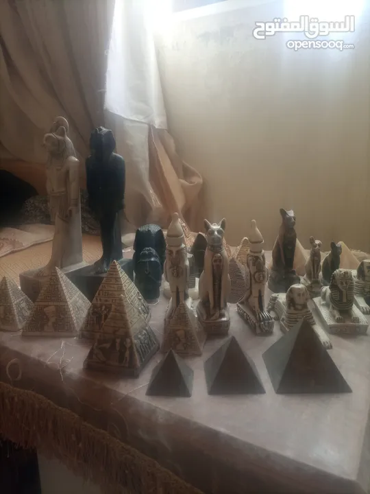 اهرامات وتحف ومجسمات