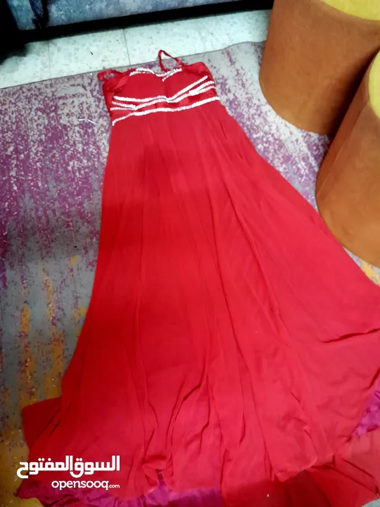 فستان سهرة لون احمر مرصع عند الصدر لم يلبس ابدا بس قديم سيتم غسلو بالدراي كلين عند الاستلام
