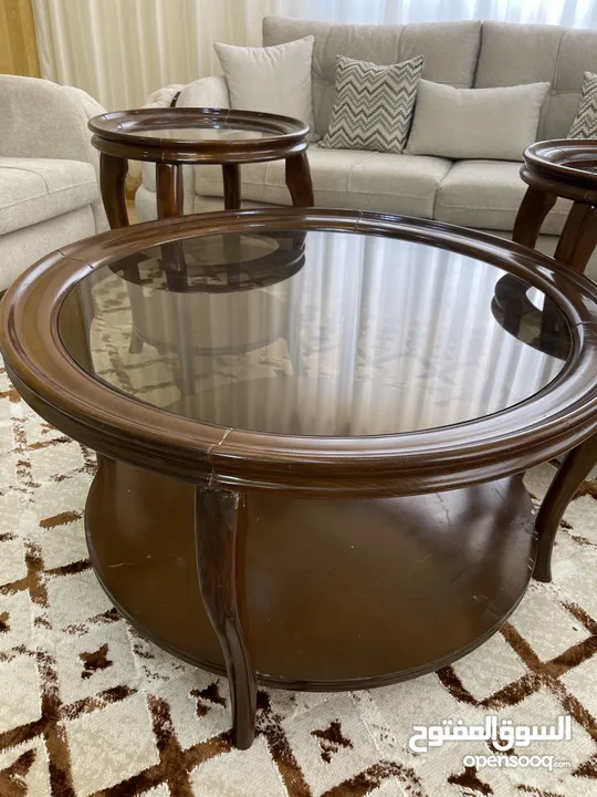 طاولة وسيطة دائرية  مع زاويتين