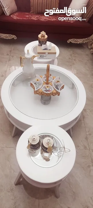 طاولة نص لون ابيض خشب نظيف