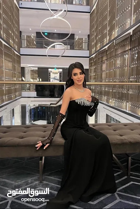فستان اسود فخم مرصع بالخرز الفضي مع كفوف سوداء للسهرات والأعراس للبيع  او للإيجار بسعر مناسب