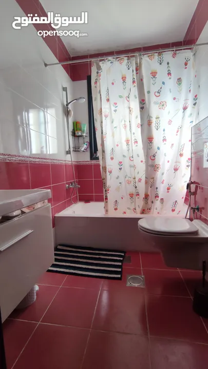 شقة أرضية بحالة شبه جديدة للبيع مع مساحة خارجية كبيرة