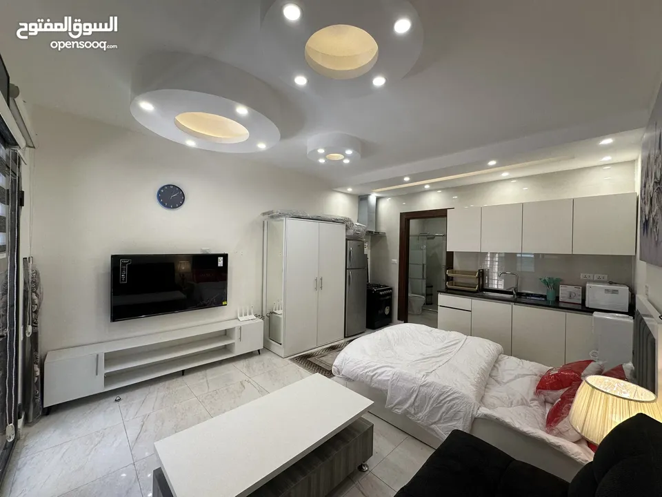 ستوديوهات جديدة 150 دينار اسبوعيا او 450 دينار شهريا في عمارة عائلات راقية