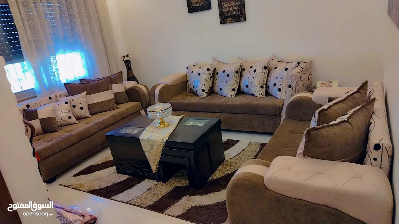 طقم كنب شبه جديد للبيع مع الطاوله السعر 175 دينار اربد..... ضاحيه الحسين