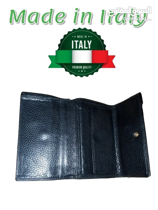 محفظة وحافظة نقود للسيدات جلد ايطالي  طبيعي اصلي مستعمل شيء بسيط بحالة ممتازة شبه جديدة.