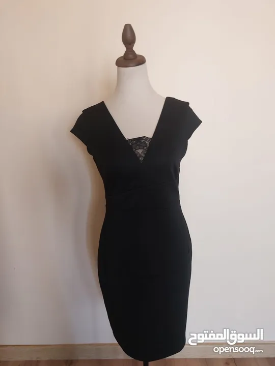 عدة فساتين جديدة و ماركات اسعارها من 10-12 دينار.