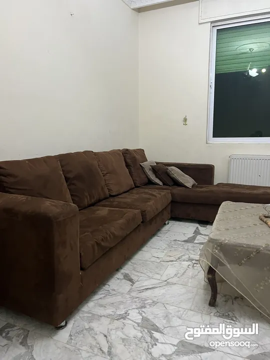 طقم كورنول تركي مخمل بحاله جيده قابل لتفاوض
