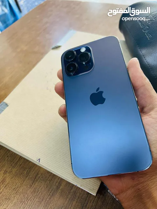 Iphone 14 pro max للبيع  الجهاز بحالة ممتازة معه الشاحن + 6 كڤرات ومركب عليه لزقة أصلية