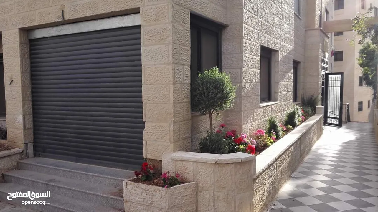صالحه لسكن أو تجارية طابق ارضي باب سحاب كل اشي جاهز
